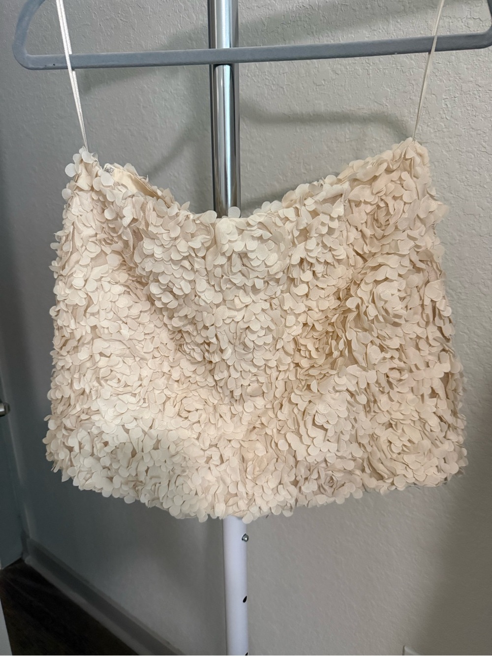 Astr Ena Mini Skirt in Cream - Textured Floral Applique - Never Worn - Picture 4 of 5